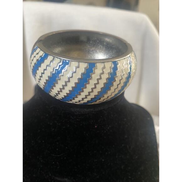 Vintage Silver Tone, Blue and Cream Enamel Spring Loaded Bracelet - Picture 5 of 9